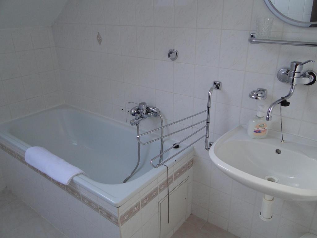 Villa Zerotin Penzion Bed & Breakfast Velké Losiny Rum bild